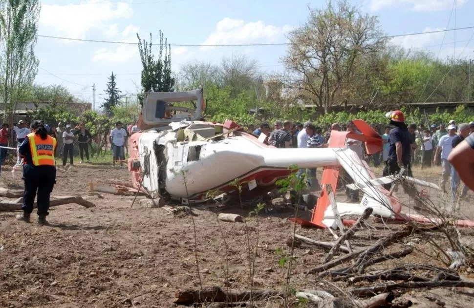 DESTRUIDO. El viernes, el helicóptero que trasladaba a Gioja se desplomó y provocó la muerte de Bertol. DYN