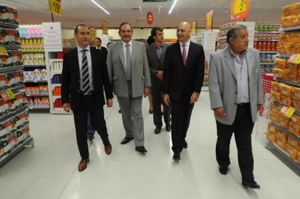 RECORRIDO. Alperovich, directivos de Carrefour y el intendente Daniel Toledo.  LA GACETA / FOTO DE INES QUINTEROS ORIO