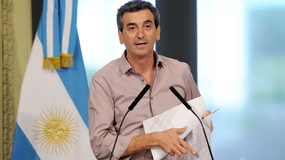 EN CONFERENCIA. Randazzo dijo que no descarta ninguna hipótesis sobre el accidente. TELAM