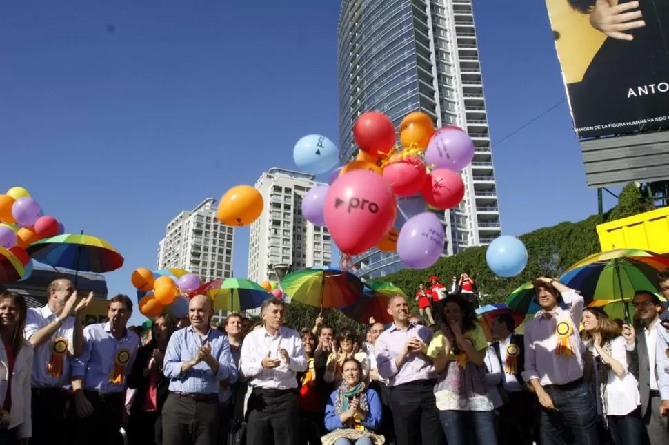 SUELTA DE GLOBOS. Colorida celebración del PRO, encabezada por Macri. DYN