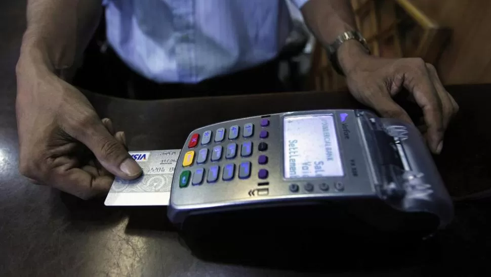 TENDENCIA EN ALZA. La tarjeta de crédito es la herramienta financiera más utilizada para el consumo. REUTERS