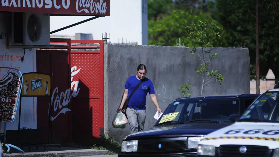 TODO EL TIIEMPO. En toda la provincia se entregaron bolsones a los votantes. FOTO LA GACETA / ANALIA JARAMILLO.