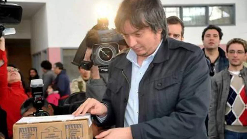 EN EL MISMO LUGAR. Máximo y su hermana Florencia votaron en la escuela 44 de Río Gallegos. TELAM