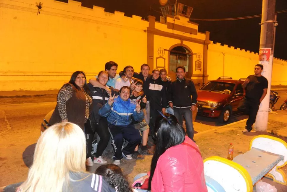 ESPERA. Familiares de Jazo estuvieron horas en la puerta del penal. LA GACETA / FOTO DE ANTONIO FERRONI