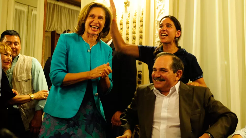 FESTEJOS. La familia Alperovich celebró el triunfo con los militantes. LA GACETA / FOTO DE JORGE OLMOS SGROSSO