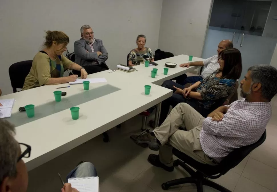 UNA TARDE DIFERENTE. Hourcade, Piossek, Rougés, Hynes y Garmendia hablaron sobre el Bicentenario de 2016 y sobre las deudas al cabo de 30 años de democracia, entre muchos otros temas. LA GACETA / FOTO DE JORGE OLMOS SGROSSO