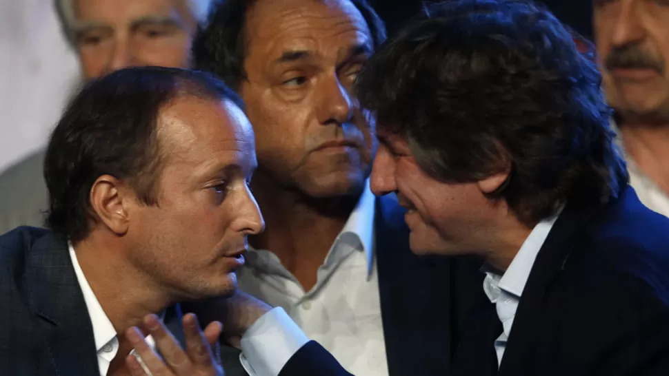 EN CONJUNTO. Insaurralde, Scioli y Boudou durante un acto en Lomas de Zamora.  REUTERS