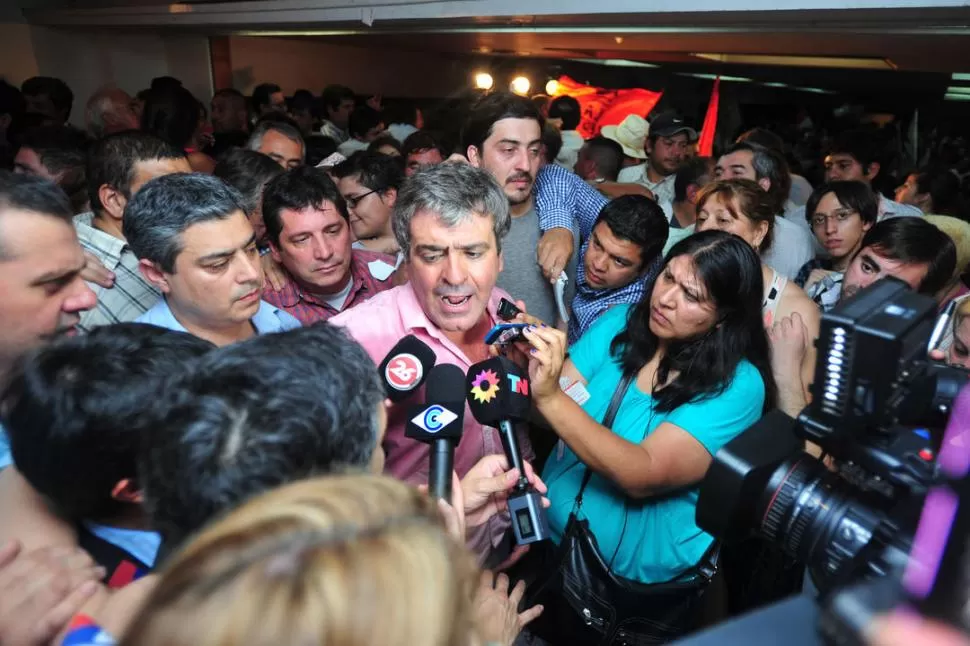 EUFORIA DOMINICAL. Cano celebra que su lista consagrase dos diputados. Hay que hablar menos de partido y más de Acuerdo (Cívico y Social), dijo ayer. LA GACETA / FOTO DE DIEGO ARáOZ  