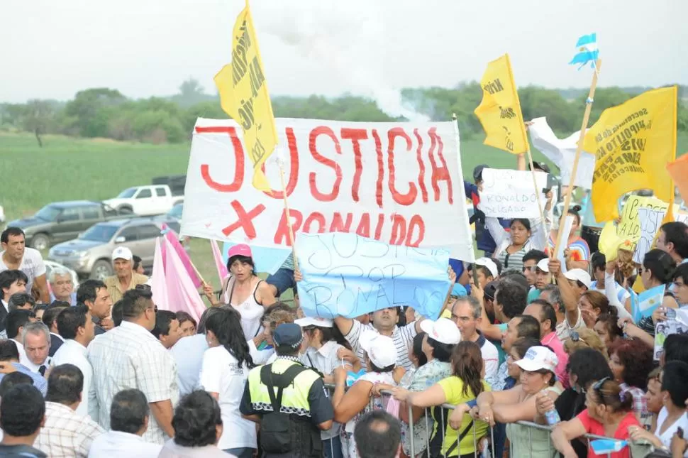 PEDIDO. Familiares de un joven asesinado se manifestaron antes del acto. 