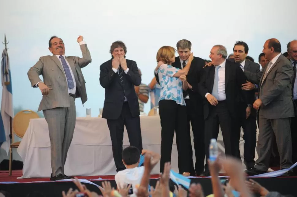 EUFÓRICOS. De izquierda a derecha, Alperovich, Boudou, Rojkés, Fernández, López, Mansilla y Manzur saludan a la gente desde el palco oficial. LA GACETA / FOTOS DE OSVADLO RIPOLL