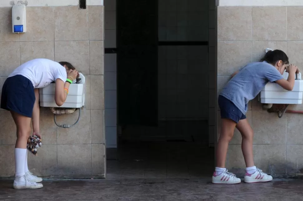 CALOR. Muchas escuelas no están en condiciones de resistir las altas temperaturas y el abastecimiento de agua es insuficiente, advirtió APEM. LA GACETA / FOTO DE INES QUINTEROS ORIO (ARCHIVO)