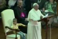 Un nene se coló entre la guardia del Vaticano y se sentó en el sillón del Papa