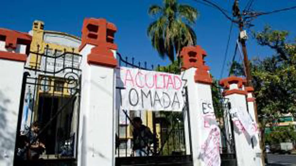 DEL 16 DE SEPTIEMBRE AL 20 DE OCTUBRE. Artes estuvo tomada 34 días. LA GACETA / FOTO DE JORGE OLMOS SGROSSO (ARCHIVO)