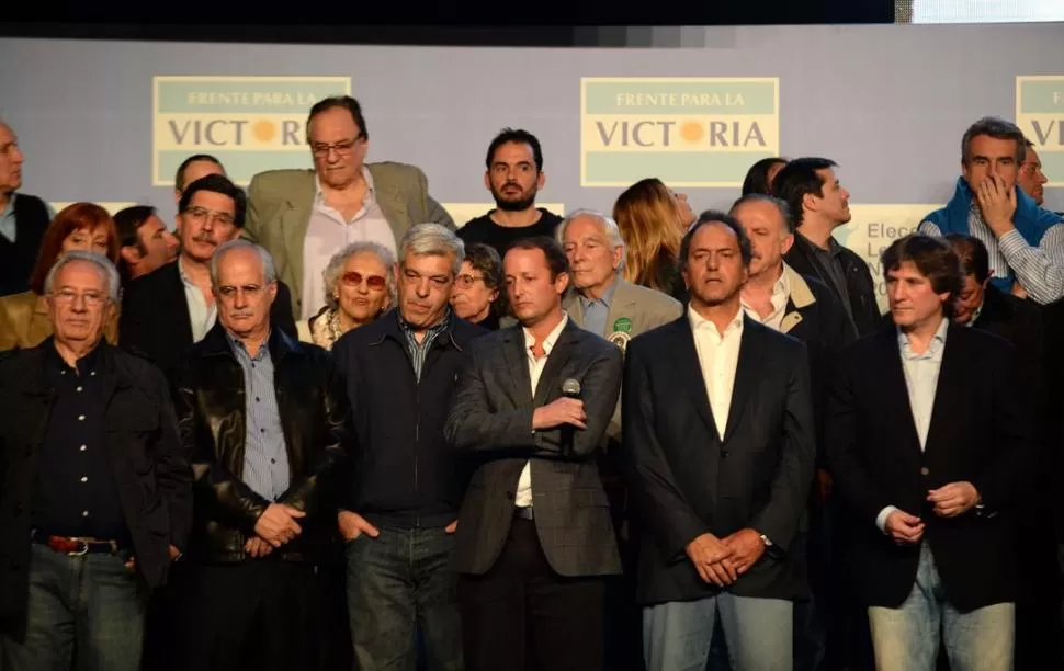 CARAS LARGAS. Los kirchneristas que coparon el escenario el domingo de las elecciones no se mostraron del todo felices con el resultado electoral. DYN