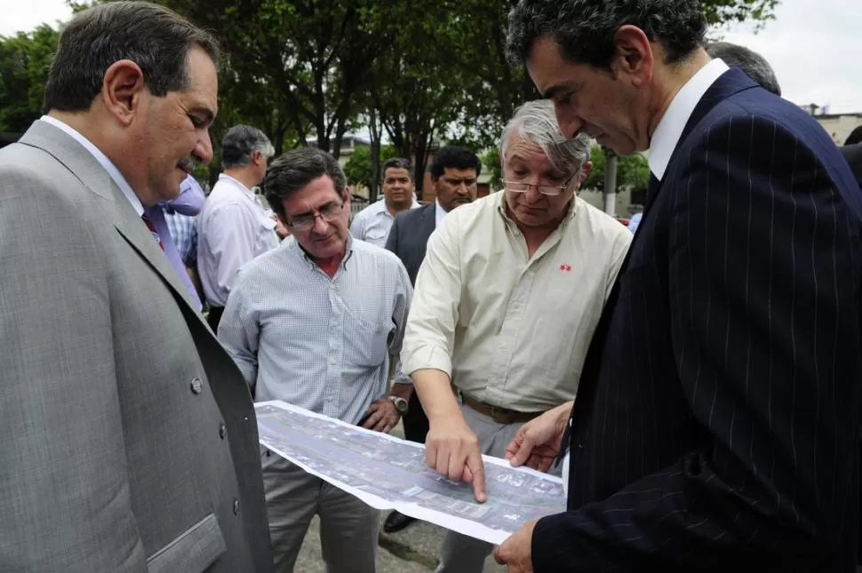 CON EL MINISTRO. Alperovich y el ministro del Interior de la Nación, Florencio Randazzo, analizan el plano de la apertura de calles Córdoba y Mendoza. LA GACETA / FOTO DE JORGE OLMOS SGROSSO