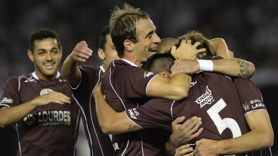 FIESTA GRANATE. Lanús festejó en el Monumental. Le ganó 3 a 1 a River y avanza en la Copa Sudamericana. DYN