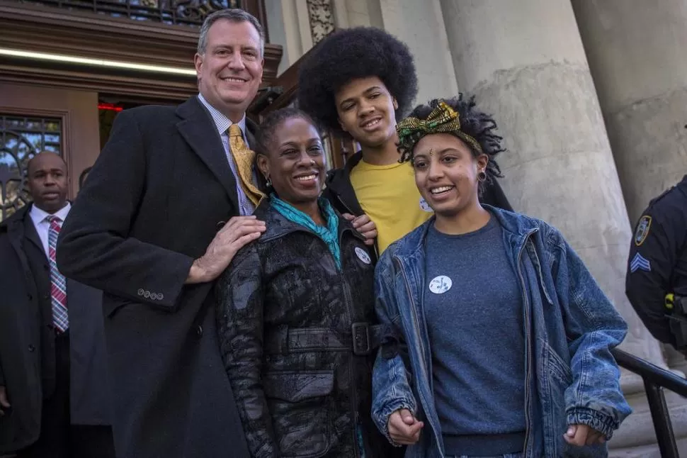 EN BROOKLYN. Luego de votar, Bill de Blasio se muestra con su esposa, Chirlane, y sus hijos Dante y Chiara. REUTERS