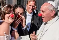 El Papa Francisco sorprendió al colocarse una nariz de payaso