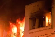 Por tres horas, los bomberos no pudieron controlar un incendio en pleno centro