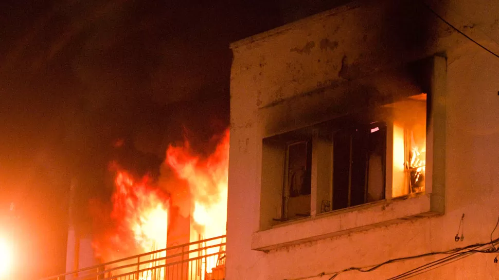 FUERA DE CONTROL. Las llamas se ven por las ventanas. LA GACETA/ FOTO DE INÉS QUINTEROS ORIO