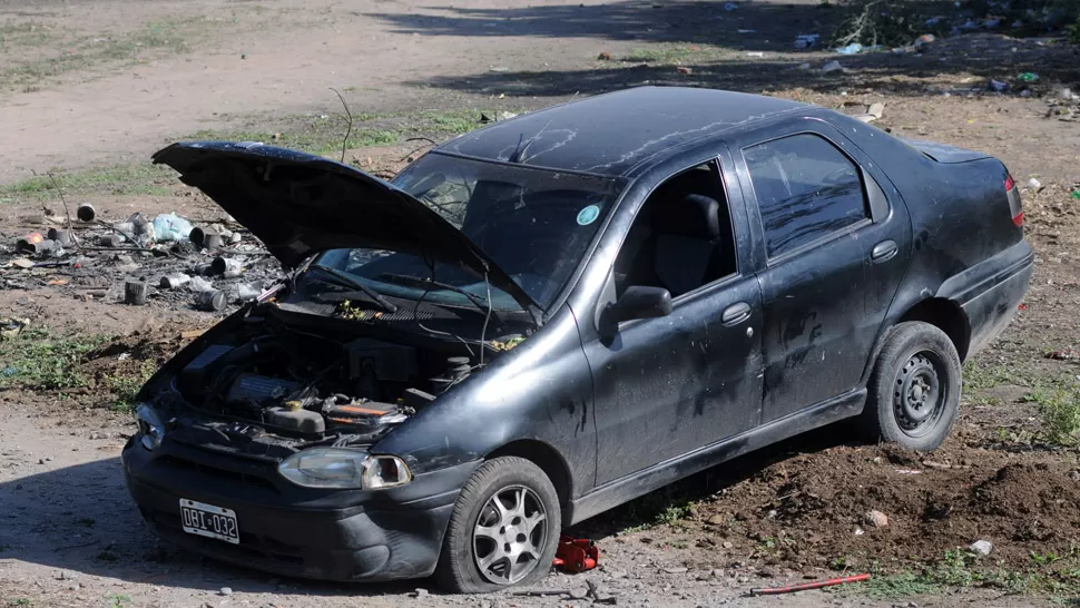 DESMANTELADO. Así encontraron el auto de un oficial en el acceso Norte. FOTO LA GACETA / INÉS QUINTEROS ORIO. 