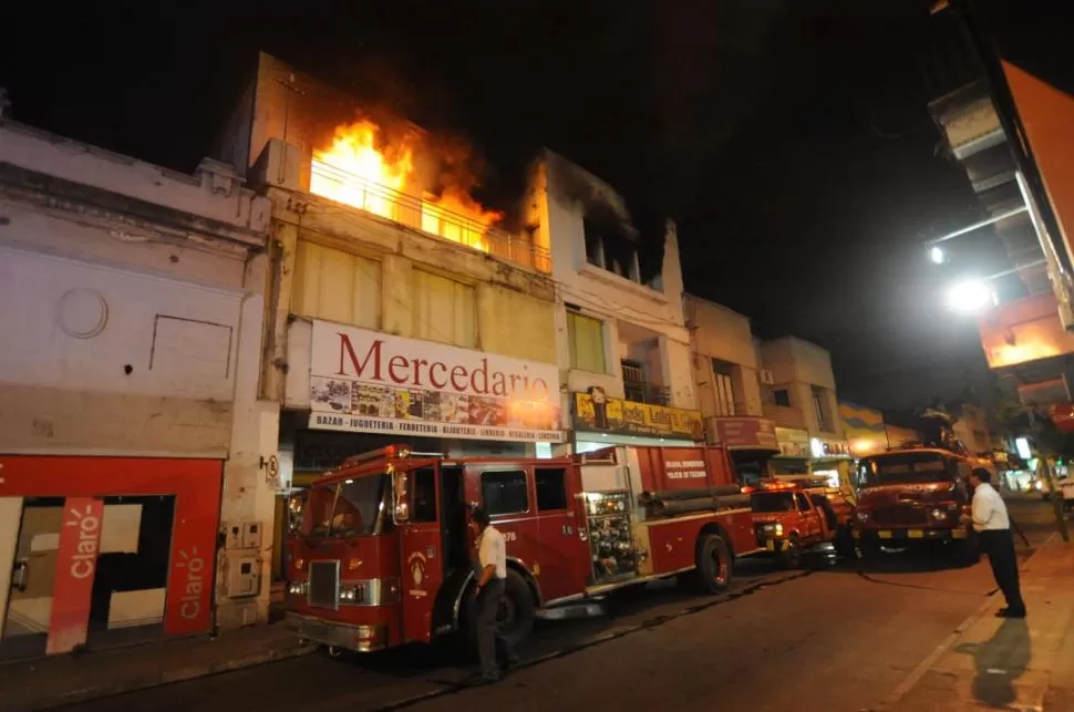 BRONCA. La gente no podía creer que los bomberos se quedaran sin agua y tuvieran las mangueras pinchadas. LA GACETA / FOTO DE OSVALDO RIPOLL