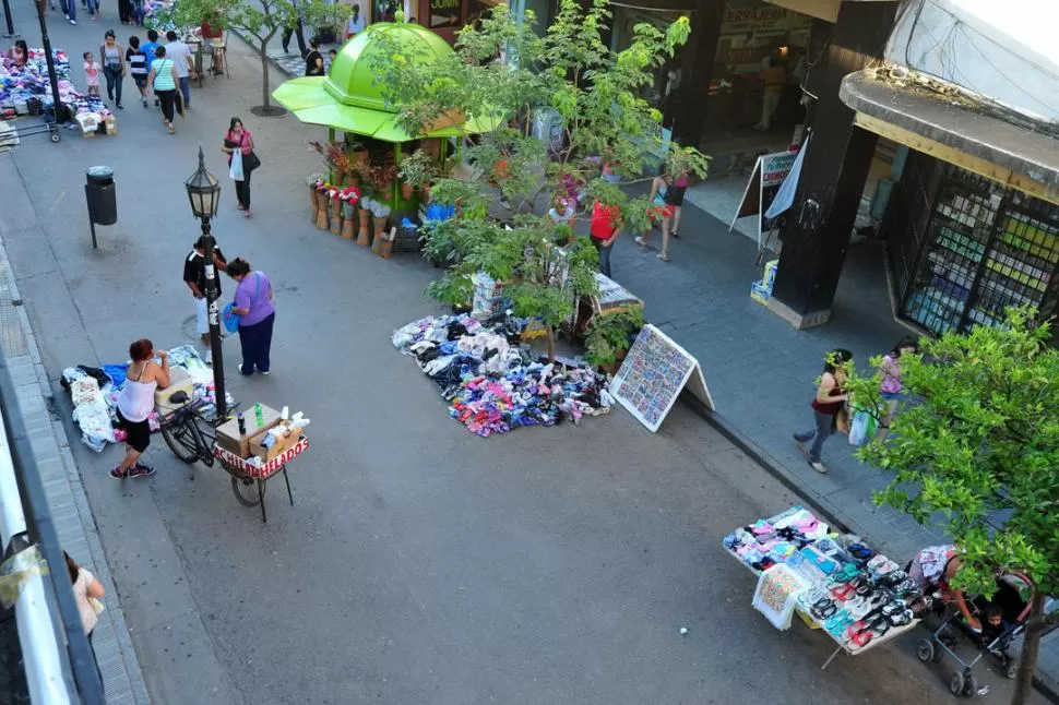 NEGOCIOS AL AIRE LIBRE. En las peatonales, cotidianamente se instalan puestos de venta de calzados, anteojos y otras indumentarias, además de DVD. LA GACETA / FOTO DE DIEGO ARAOZ