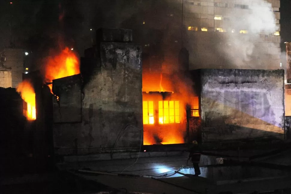 EMERGENCIA. Comerciantes vecinos ofrecieron sus matafuegos. LA GACETA / FOTOS DE OSVALDO RIPOLL