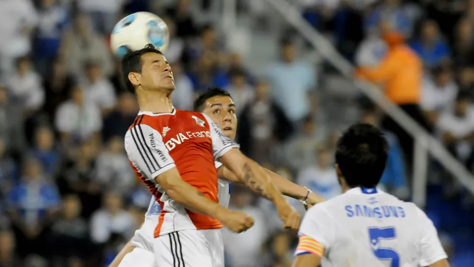 MANO A MANO. RIver y Vélez empataron 0 a 0. Con esta igualdad, ambos equipos no pudieron maquillar la frustración de haber quedado eliminados recientemente de la Copa Sudamericana. DYN