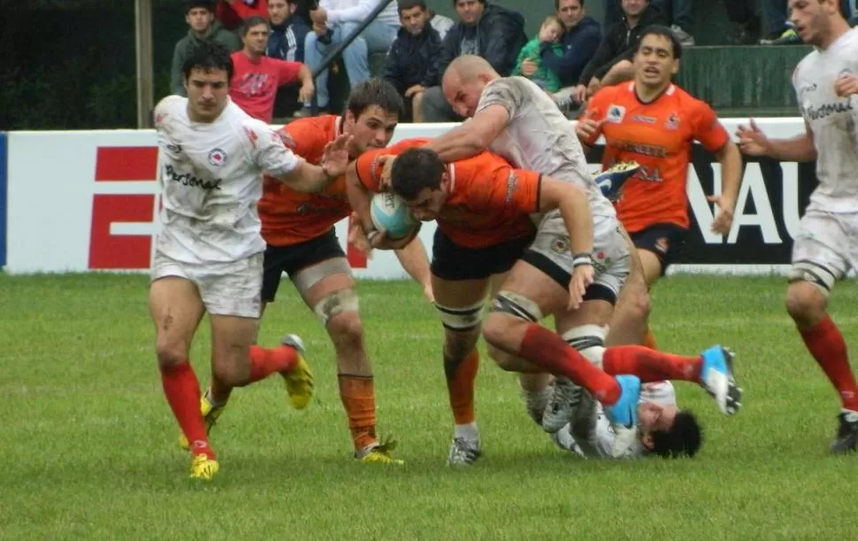 UNA TOPADORA. Antonio Ahualli ya dejó a un rival por el piso y se lanza a superar la marca del gigante Rodrigo Bruno. El octavo puso su potencia a la hora del contacto. 