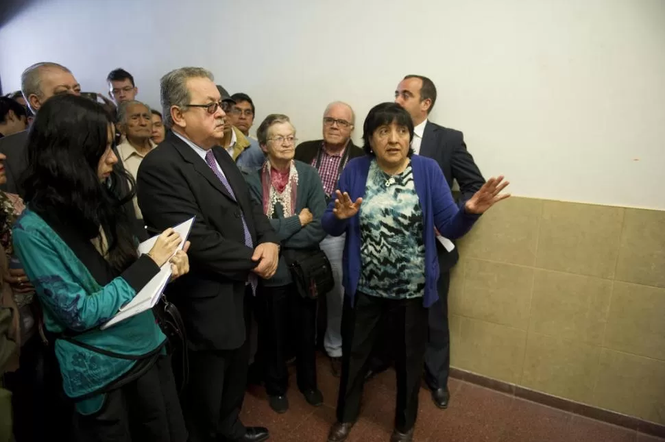 INSPECCIÓN. Casas -en el centro, de traje- encabezó junto a los otros jueces inspecciones oculares como la de la Escuela de Educación Física.  LA GACETA / FOTO DE JORGE OLMOS SGROSSO (ARCHIVO)