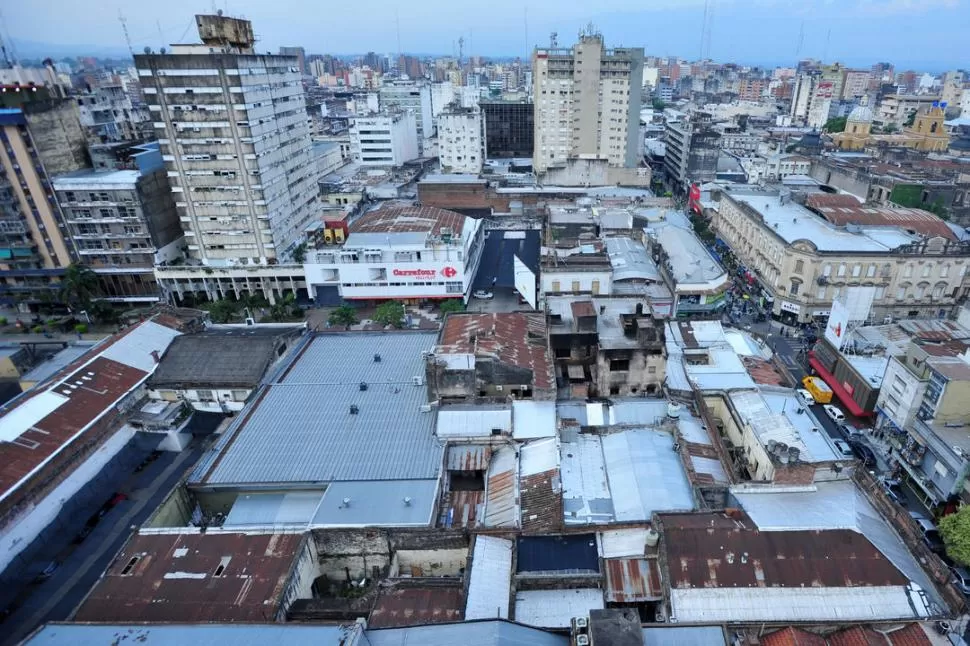 LA PARTE DE ATRÁS. El fondo del local y el costado lindante con calle Buenos Aires fueron los sectores que más tiempo les demandó a los más de 50 bomberos a la hora de combatir el fuego, el jueves a la noche. 