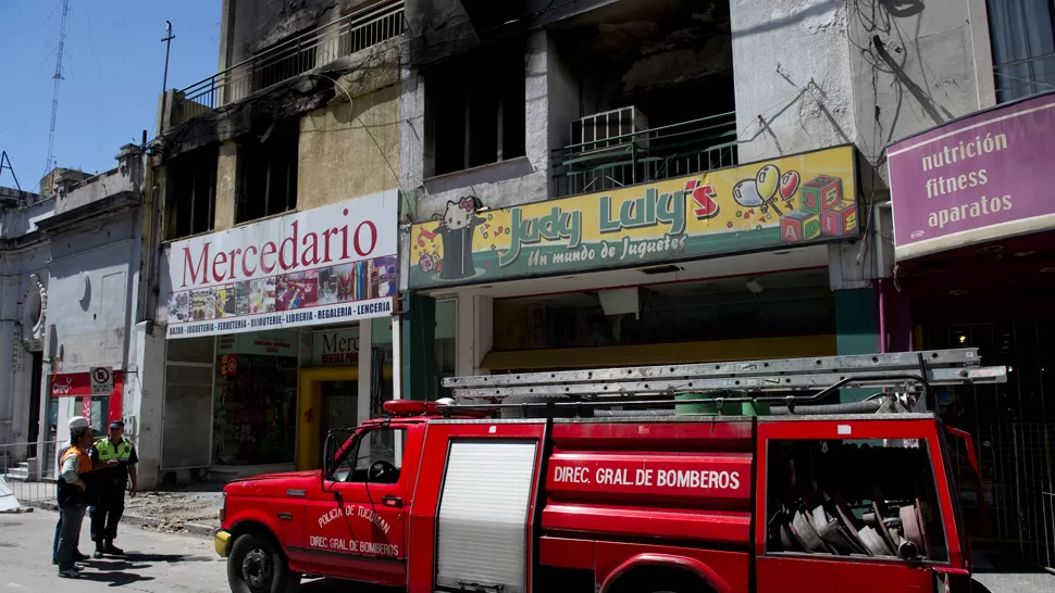 FUEGO EN EL CENTRO. Personal de Catastro debe evaluar los daños en el inmueble; no se descarta una demolición. LA GACETA / FOTO DE JORGE OLMOS SGROSSO
