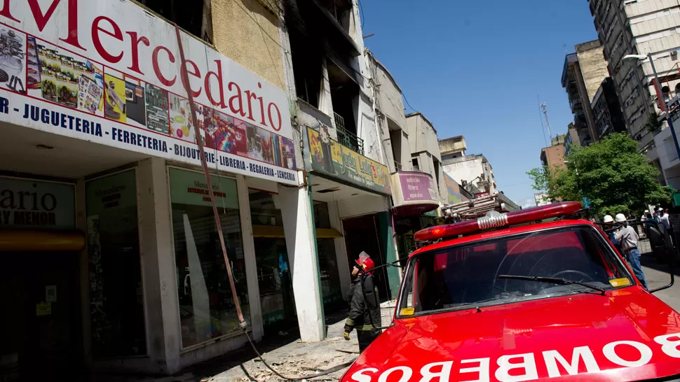 NUEVO SUSTO. Ayer, los bomberos regresaron al lugar del incendio, porque se produjo un nuevo foco.
