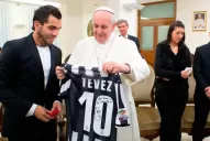 Tevez y su familia visitaron al Papa Francisco