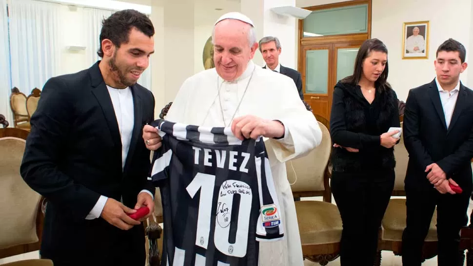 ¡QUE MOMENTO! El Apache le entregó su camiseta a Francisco, que ya tiene casi un centenar desde que asumió. REUTERS