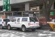 Cercas de obra, pasarela y autos mal estacionados en Barrio Norte