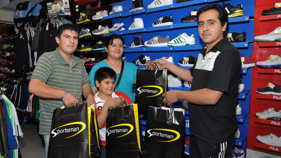 BIEN EQUIPADOS. Dora y sus hijos, en el momento de recibir el premio. GENTILEZA SPORTSMAN