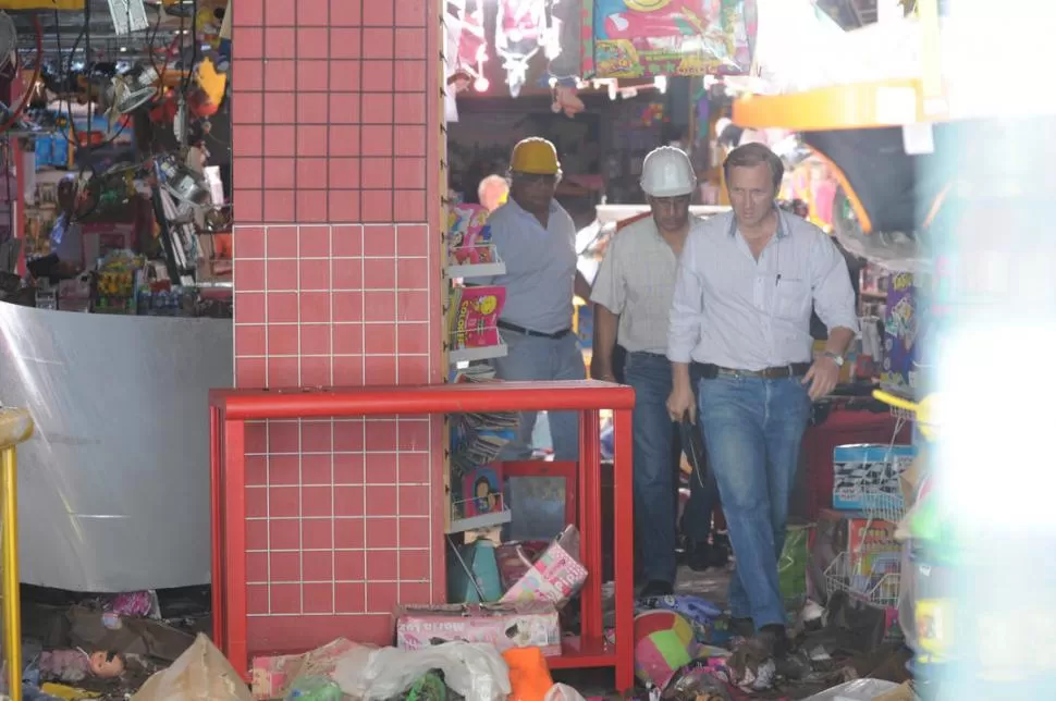 LA ESCENA DEL INCENDIO. Personal de Defensa Civil y de Catastro inspeccionó, junto con peritos particulares, los locales siniestrados. LA GACETA / FOTO DE ANTONIO FERRONI