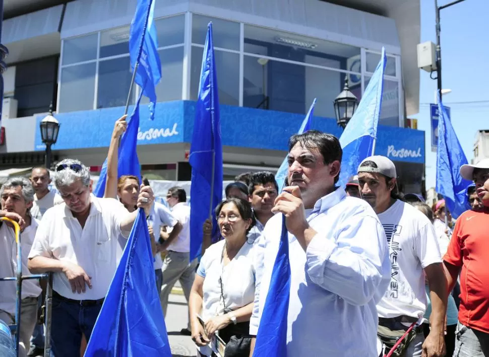 PROTESTA. Los vendedores ambulantes se movilizaron por el microcentro. Insisten con permanecer en la zona y que se defina una tregua hasta Reyes. LA GACETA / FOTO DE ANALíA JARAMILLO