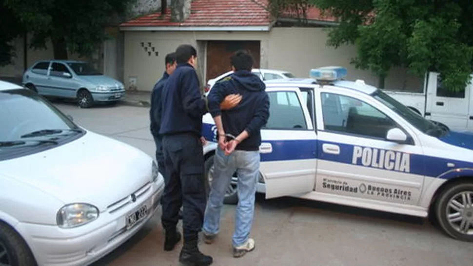 EN CUALQUIER ESQUINA. El delito de robo es cosa frecuente en la Argentina. FOTO TOMADA DE LARAZON.COM.AR