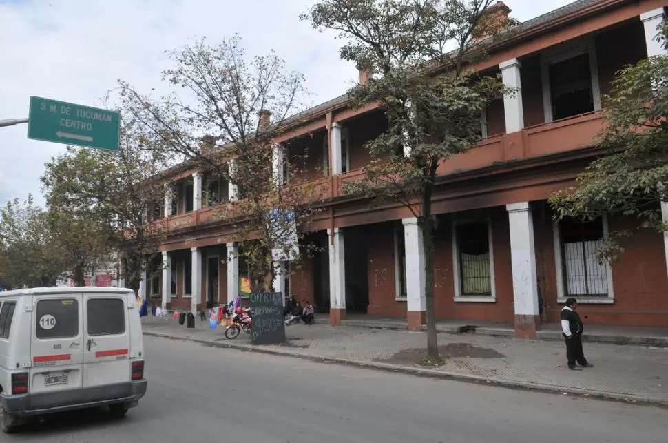 LA ALTERNATIVA. La ex estación ferroviaria El Provincial, de avenida Roca, es el inmueble ofrecido para que se instalen los vendedores ambulantes.  LA GACETA / FOTO DE JORGE OLMO SGROSSO (ARCHIVO)