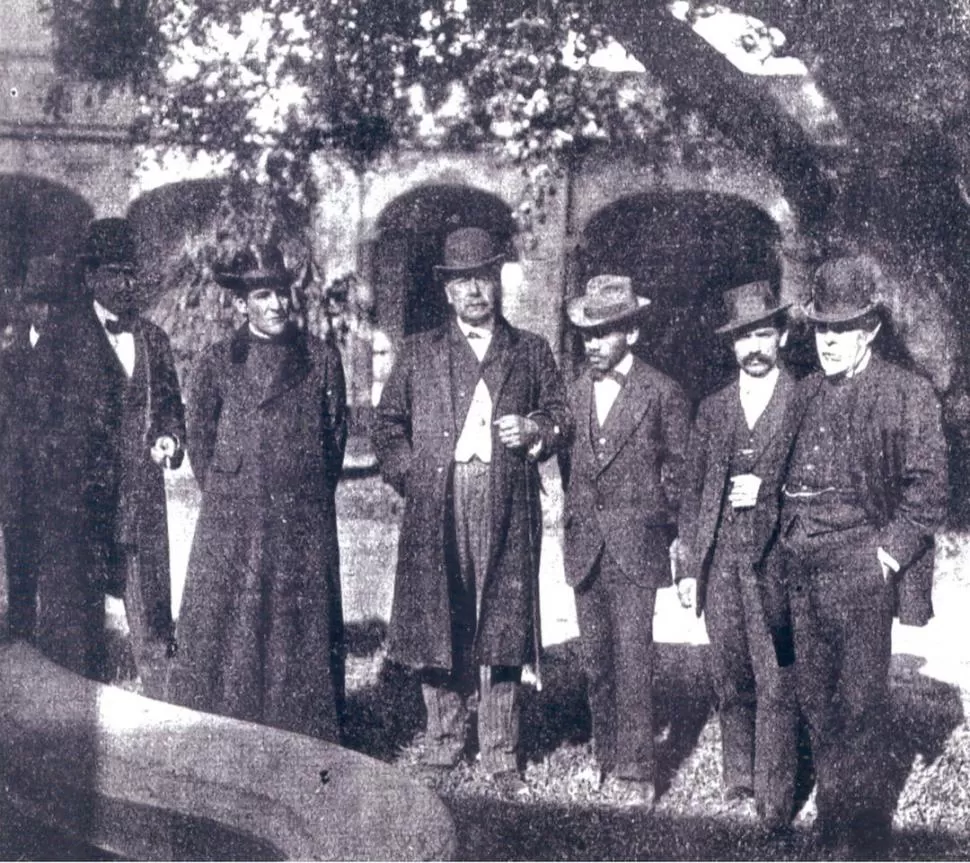 JOAQUIN TULA. El párroco de La Merced posa con amigos políticos, en los jardines de la Escuela Sarmiento LA GACETA / ARCHIVO