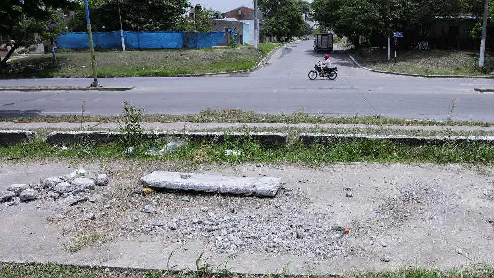 PIEDRAS. Los jóvenes delincuentes escaparon del lugar. LA GACETA / FOTO DE ANALÍA JARAMILLO