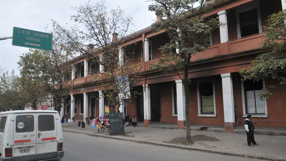 EL PROVINCIAL. Los ambulantes no quieren ir al predio, y los lavadores de autos no lo quieren dejar. LA GACETA