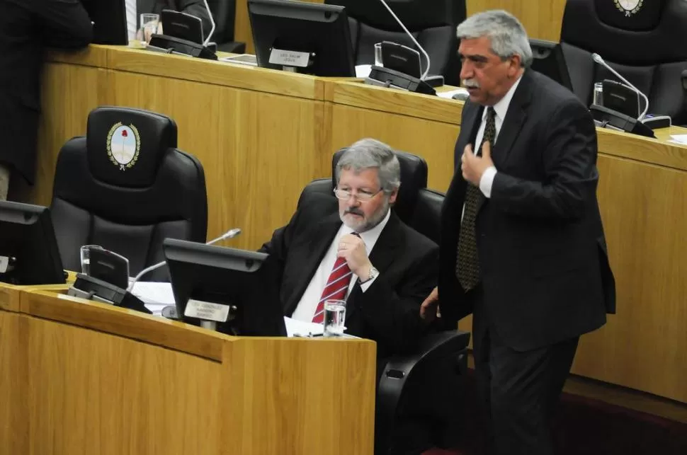 BANCADA DEL PJ. González Navarro -sentado- defendió el proyecto como presidente de comisión; Álvarez cerró la ronda de oradores como jefe de bloque. FOTO DE CARLOS VILLAGRA / PRENSA LEGISLATURA