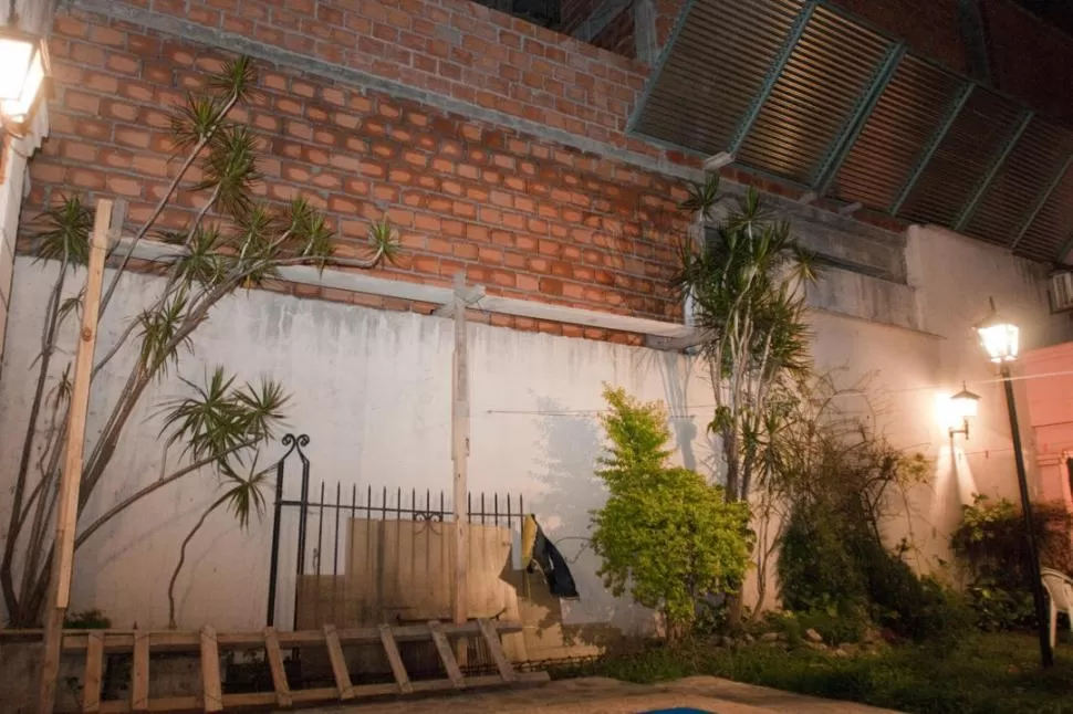 POR ACÁ ENTRARON. Los ladrones dejaron en el patio de la víctima la escalera que usaron y, después del robo, el personal de la obra levantó una pared. LA GACETA / FOTO DE INES QUINTEROS ORIO