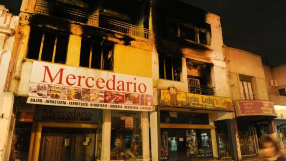 MARCAS DE FUEGO. Las fachadas de los comercios consumidos por el fuego quedaron manchadas por el hollín. LA GACETA / FOTOS DE ANTONIO FERRONI