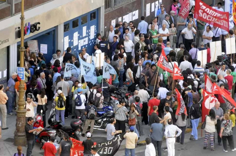 ABRAZO SIMBÓLICO. Empleados y afiliados a ATE protestaron contra la conducción del organismo estadístico. DYN