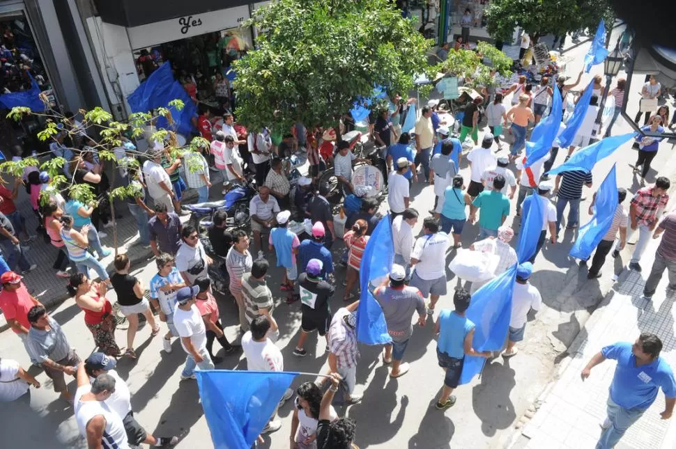 LA PROTESTA AMBULANTES. Los puesteros se reúnen a toda hora para saber qué harán a partir del lunes, cuando posiblemente se inicie la erradicación. LA GACETA / FOTO DE FRANCO VERA